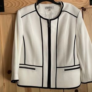 Woman’s jacket. 3/4 sleeve length.